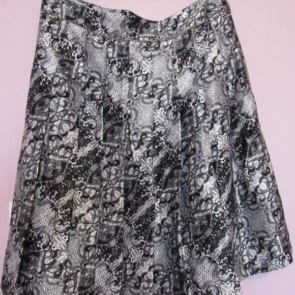 Brooks Brothers Women's Silk Floral Pleated A-Line Flare Skirt,White/Black - Picture 2 of 7